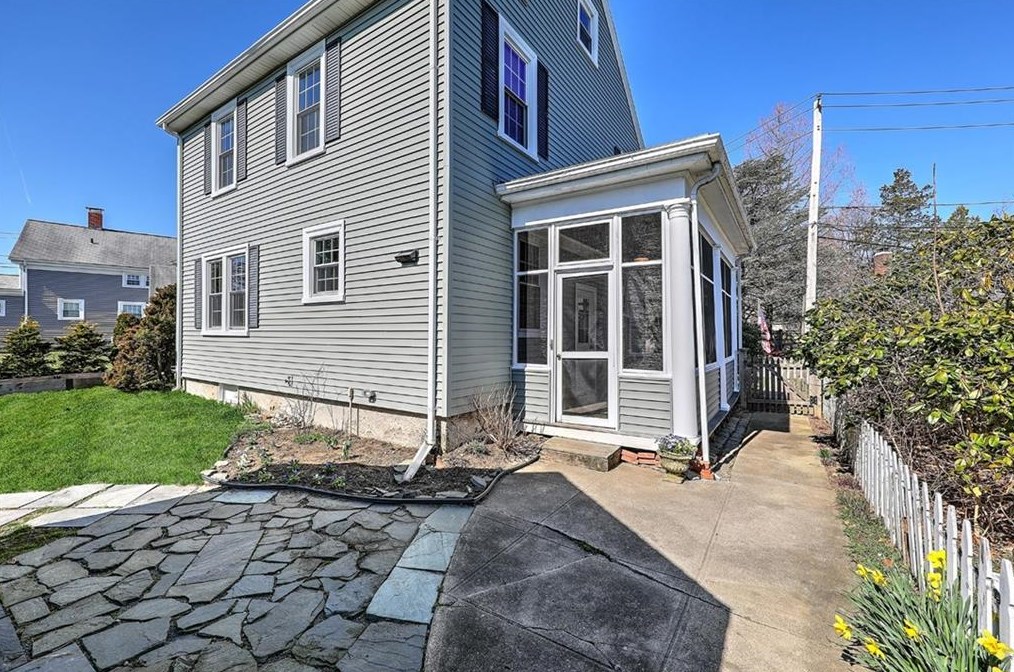 8 Weeden Ave, East Providence RI  02916-1718 exterior