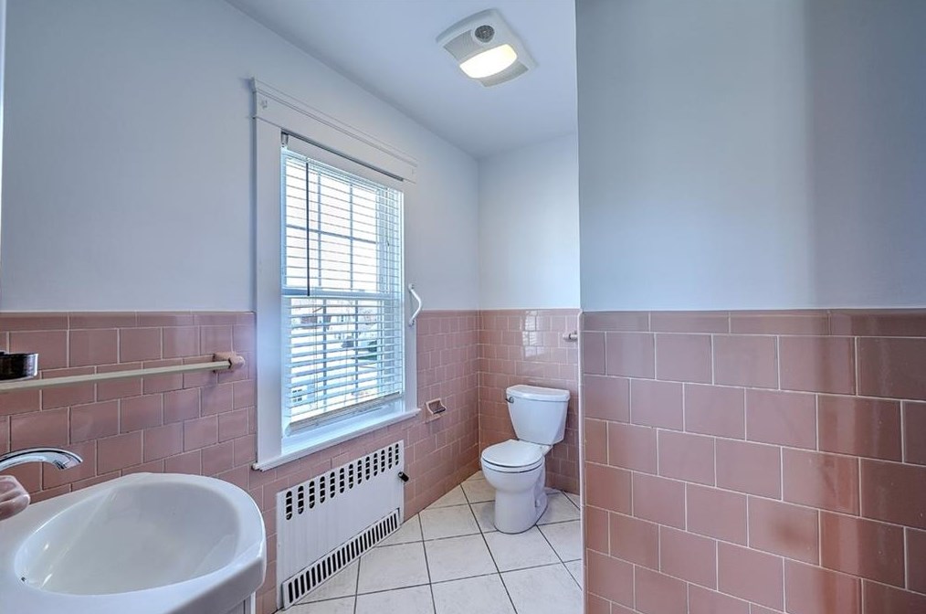 8 Weeden Ave, East Providence RI  02916-1718 exterior