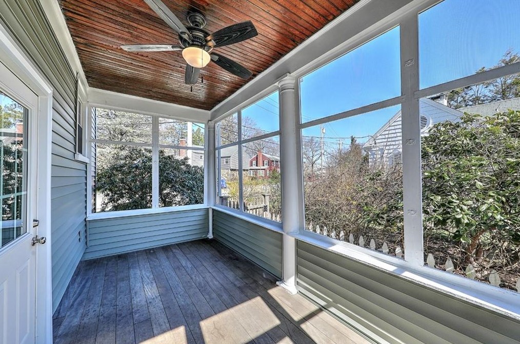 8 Weeden Ave, East Providence RI  02916-1718 exterior