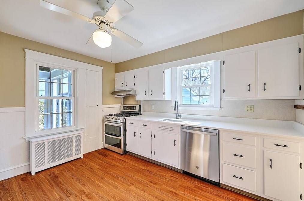 8 Weeden Ave, East Providence RI  02916-1718 exterior