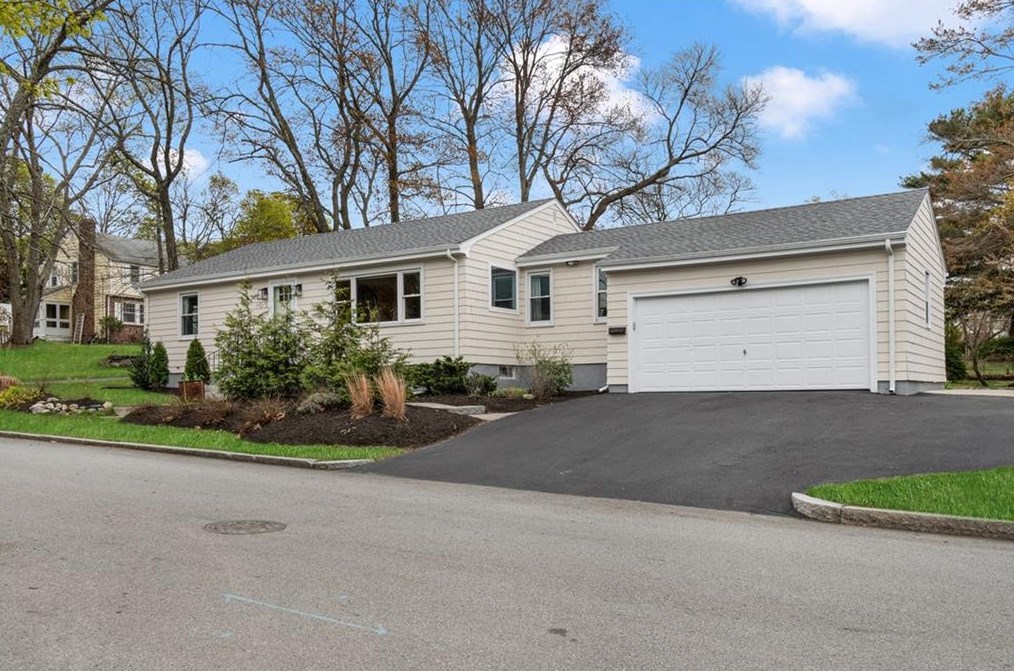 5 Interlocken Rd, East Providence RI  02914-4220 exterior