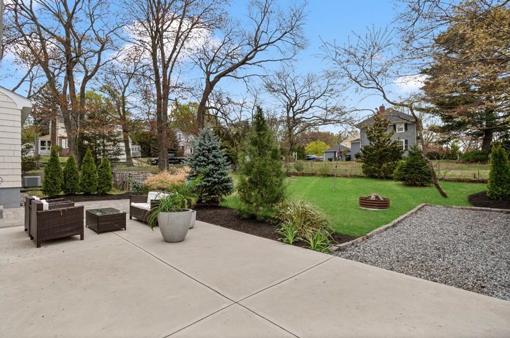 5 Interlocken Rd, East Providence RI  02914-4220 exterior