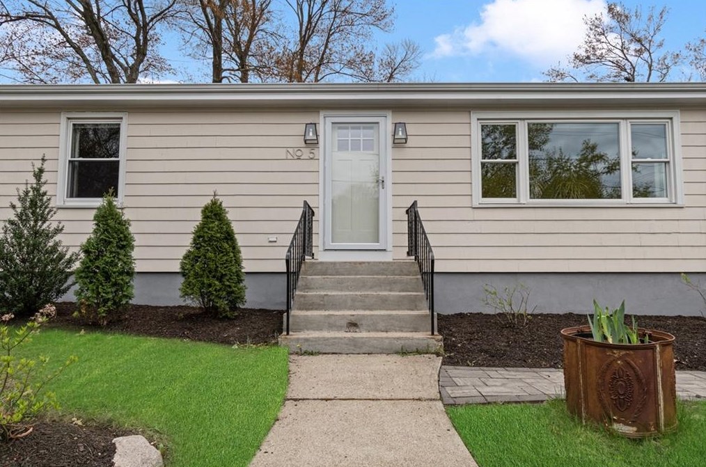 5 Interlocken Rd, East Providence RI  02914-4220 exterior