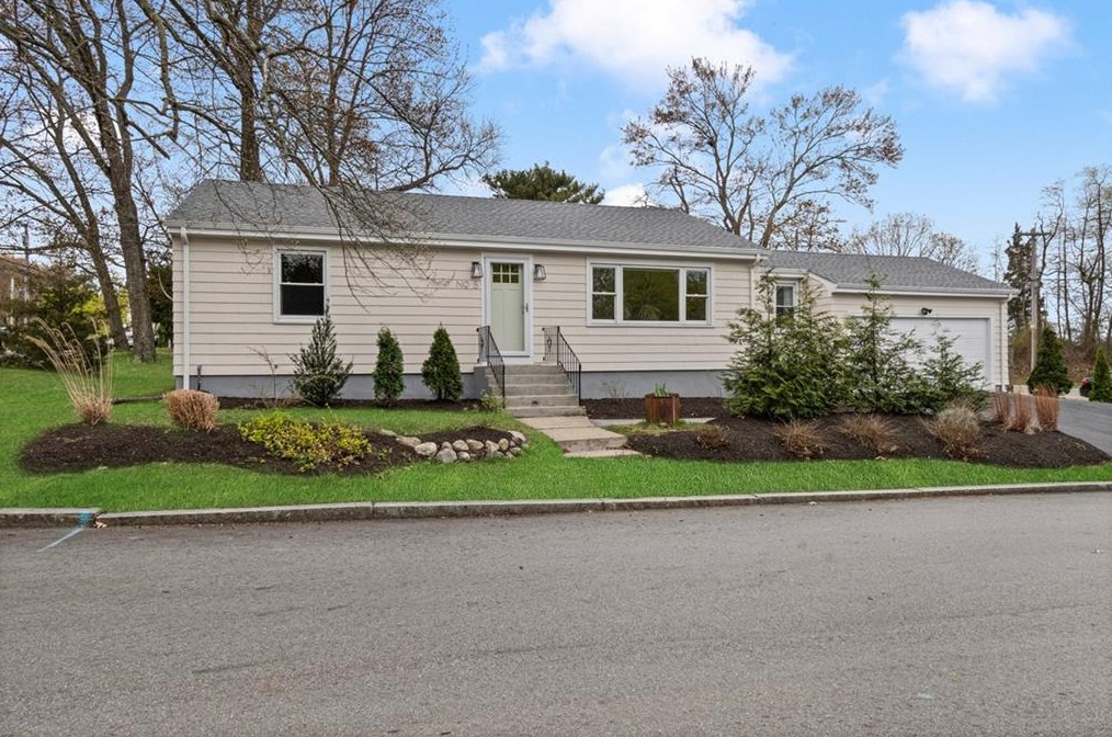 5 Interlocken Rd, East Providence RI  02914-4220 exterior