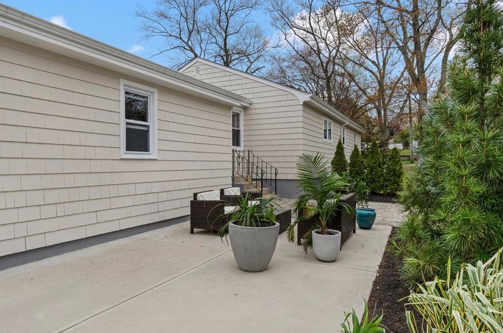 5 Interlocken Rd, East Providence RI  02914-4220 exterior