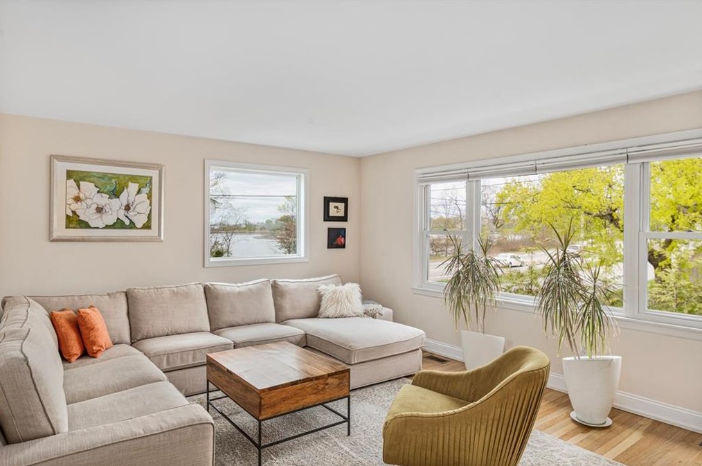 5 Interlocken Rd, East Providence RI  02914-4220 exterior
