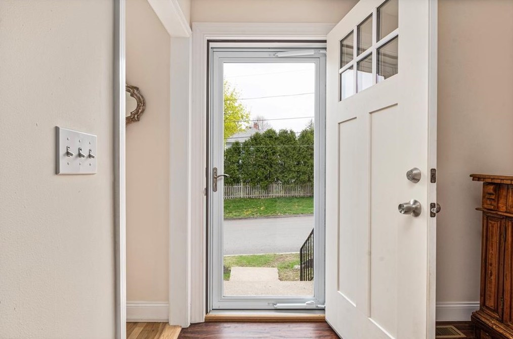 5 Interlocken Rd, East Providence RI  02914-4220 exterior