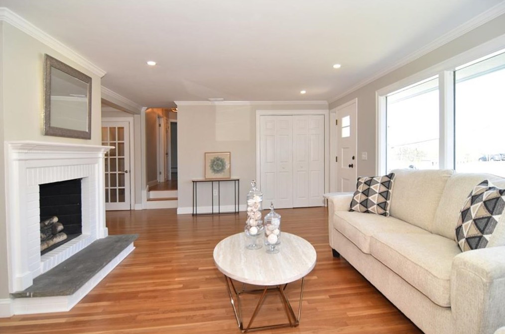 260 Garden Hills Dr, Cranston RI  02920-3428 exterior