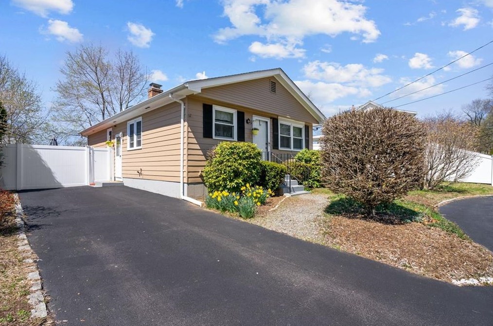 13 Hattie Ave, Smithfield RI  02828-2808 exterior