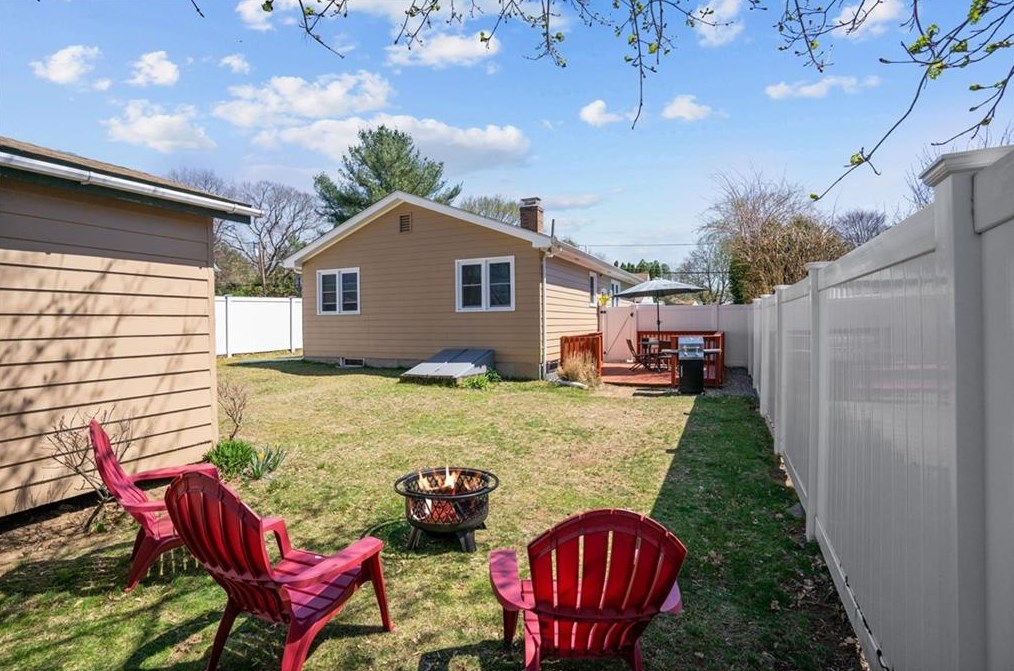 13 Hattie Ave, Smithfield RI  02828-2808 exterior