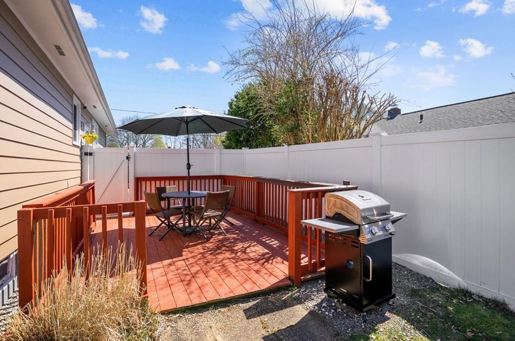 13 Hattie Ave, Smithfield RI  02828-2808 exterior