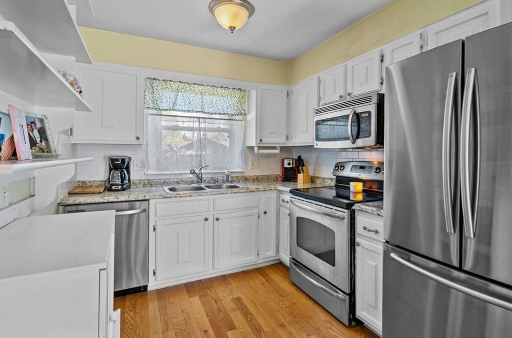13 Hattie Ave, Smithfield RI  02828-2808 exterior