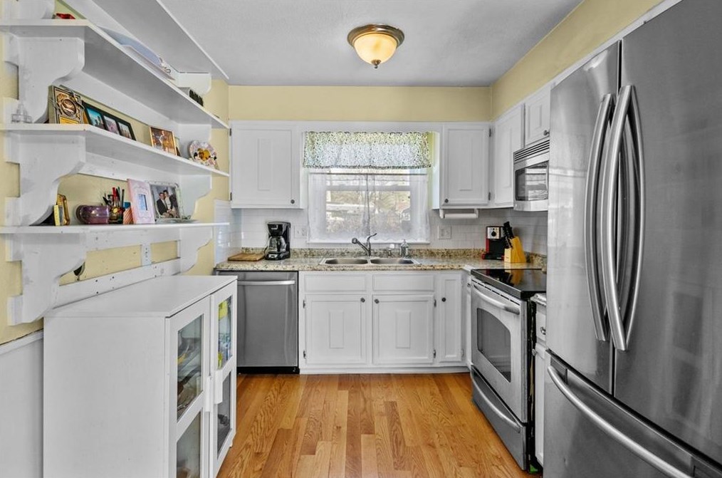 13 Hattie Ave, Smithfield RI  02828-2808 exterior