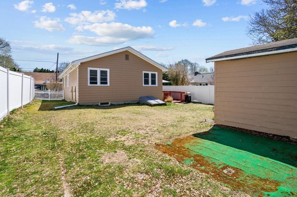 13 Hattie Ave, Smithfield RI  02828-2808 exterior