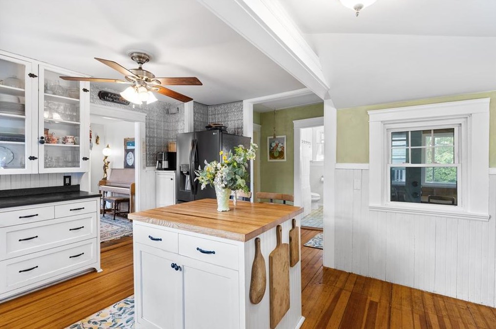 196 Promenade St, Barrington RI  02806-1103 exterior