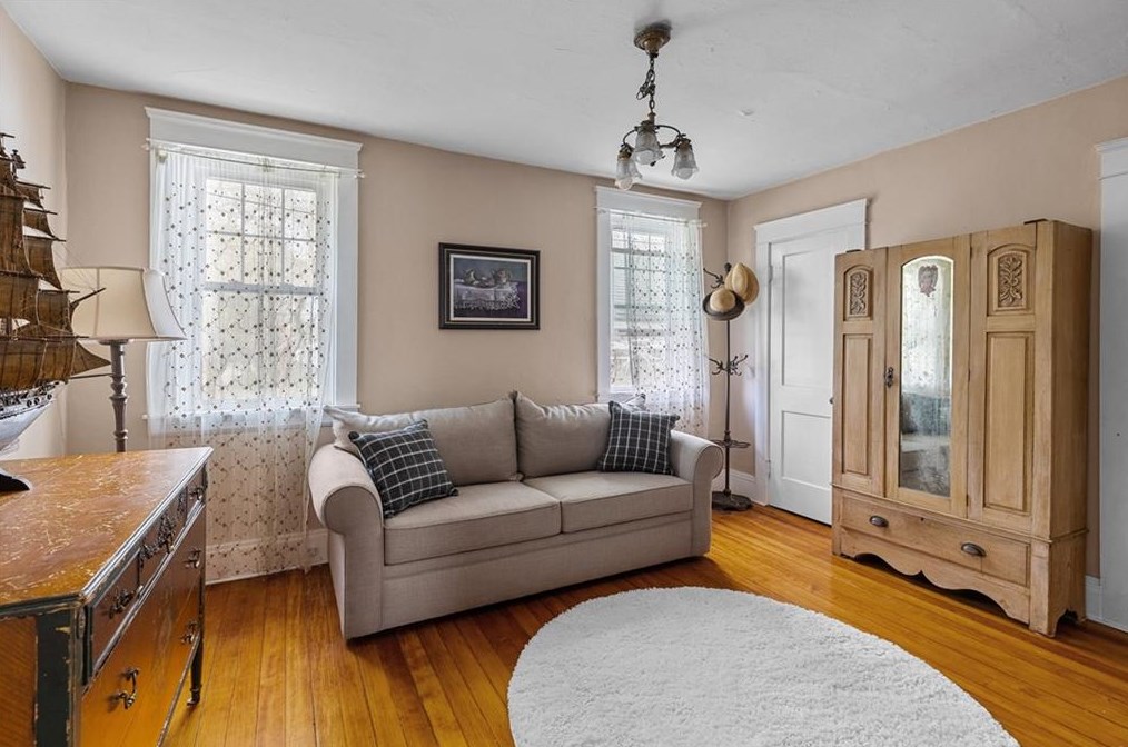 196 Promenade St, Barrington RI  02806-1103 exterior