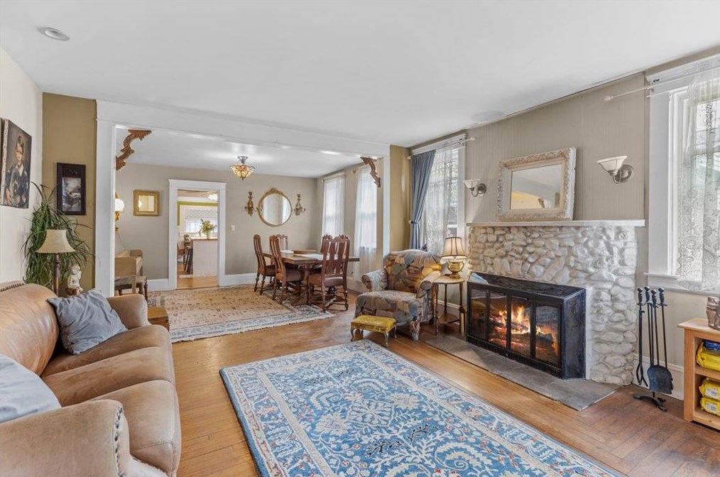 196 Promenade St, Barrington RI  02806-1103 exterior