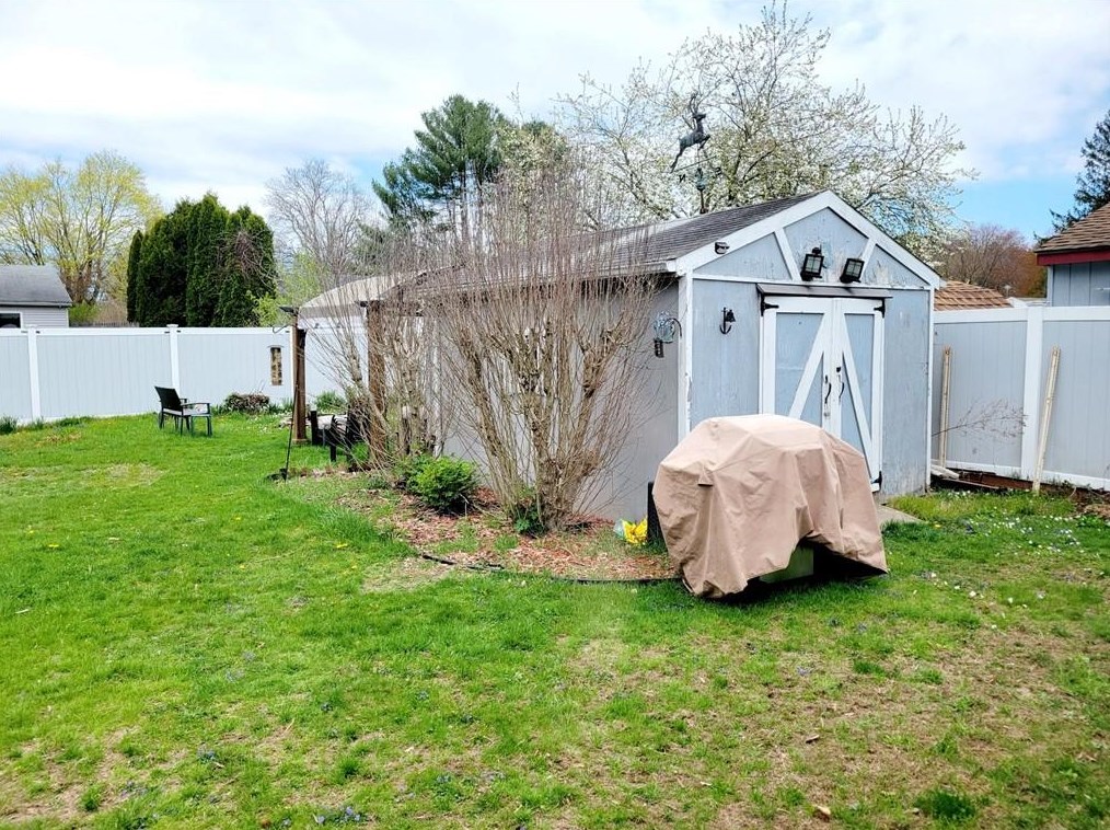 12 Chariho Dr, Richmond, RI 02898