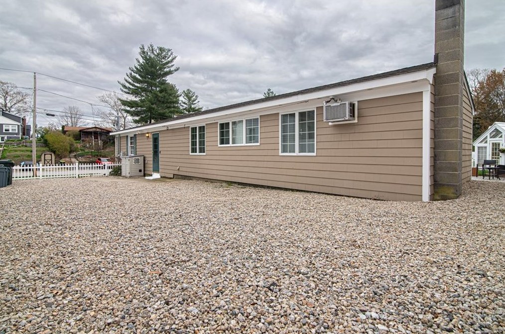 21 Coolridge Ave, Smithfield RI  02828-2651 exterior
