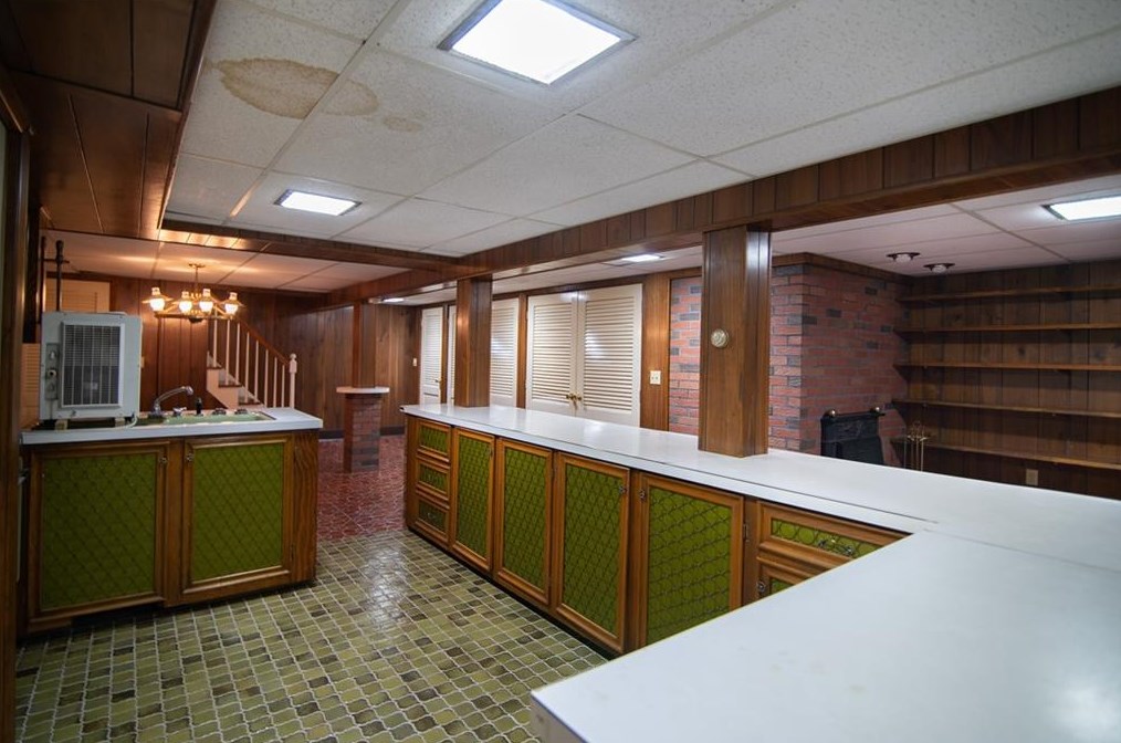 21 Coolridge Ave, Smithfield RI  02828-2651 exterior