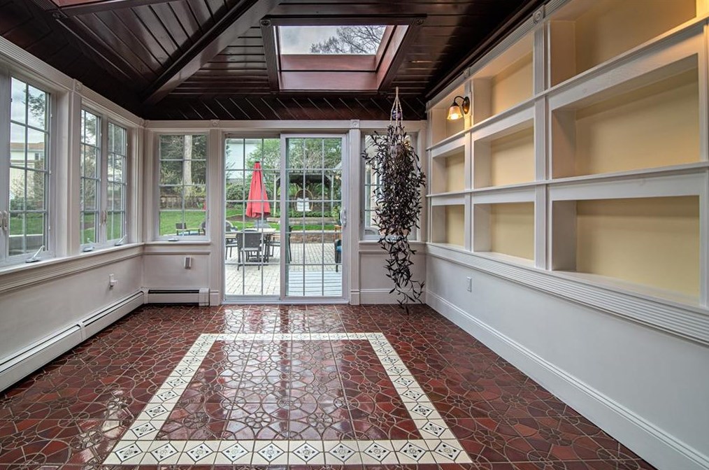 21 Coolridge Ave, Smithfield RI  02828-2651 exterior