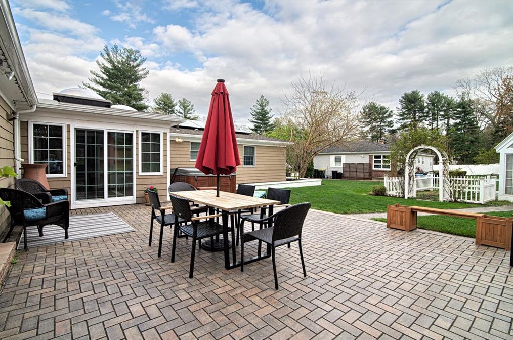 21 Coolridge Ave, Smithfield RI  02828-2651 exterior