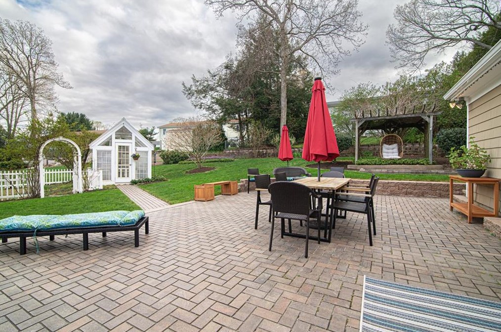 21 Coolridge Ave, Smithfield RI  02828-2651 exterior