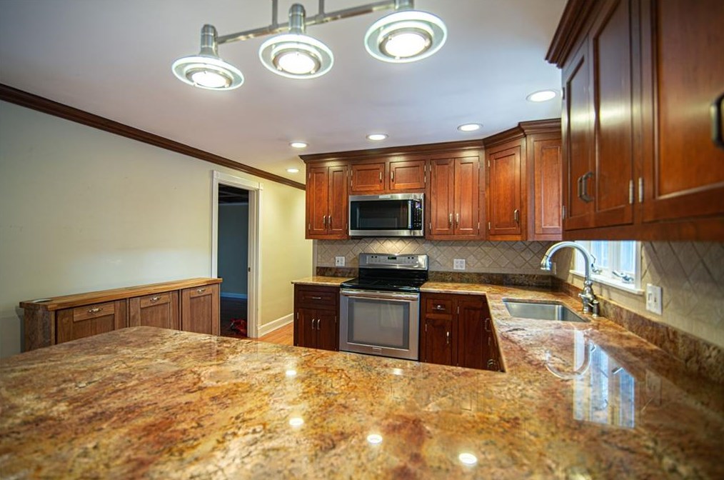 21 Coolridge Ave, Smithfield RI  02828-2651 exterior