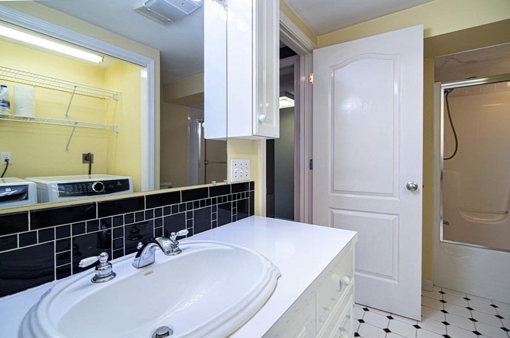 21 Coolridge Ave, Smithfield RI  02828-2651 exterior
