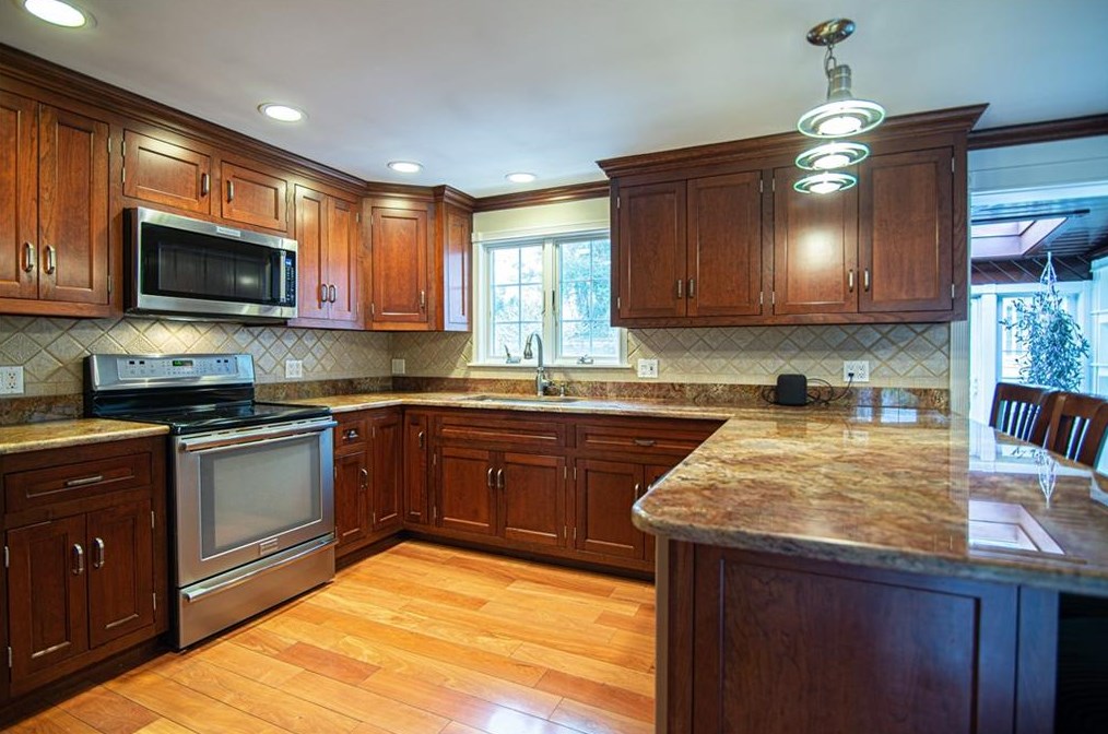 21 Coolridge Ave, Smithfield RI  02828-2651 exterior