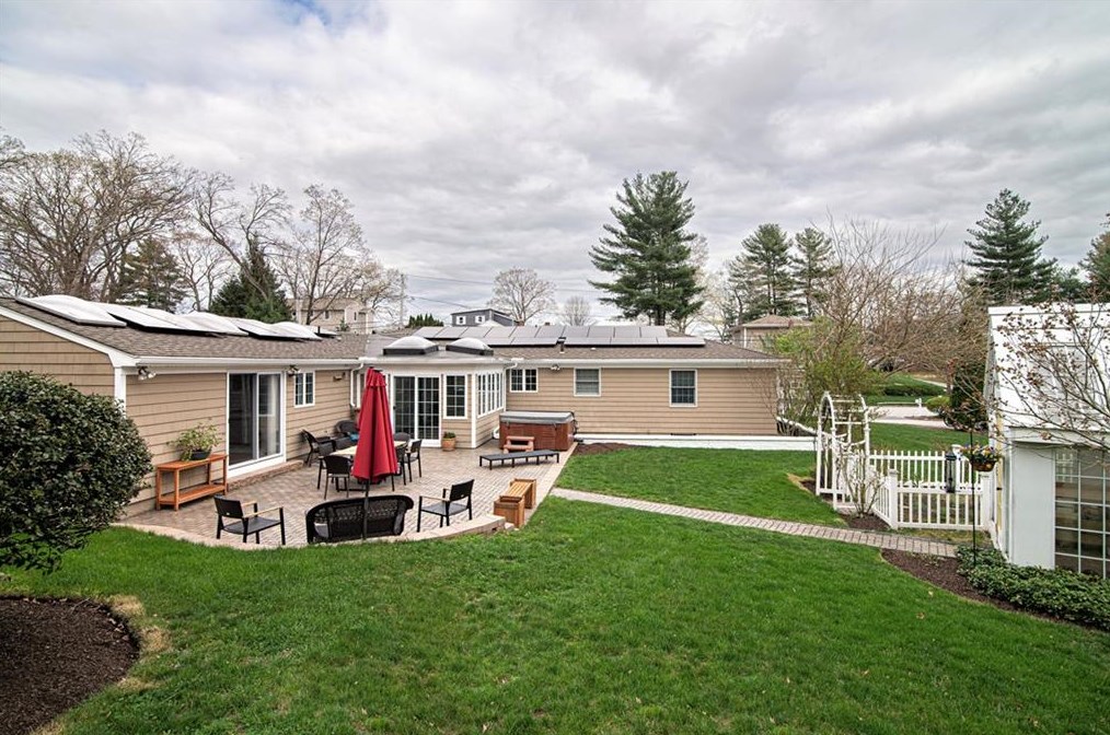 21 Coolridge Ave, Smithfield RI  02828-2651 exterior