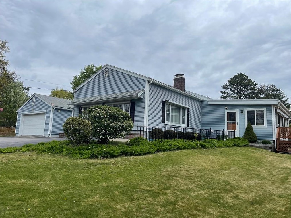 608 Mendon Rd, North Smithfield RI  02896-6962 exterior