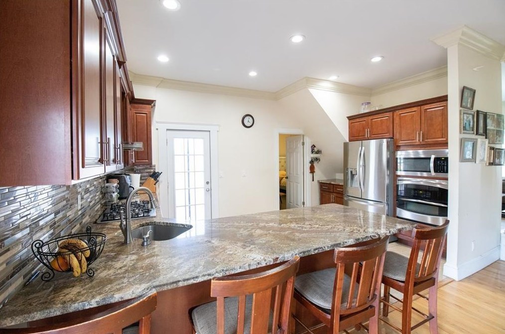 148 Fountain Ave, Cranston RI 02920-7106 exterior