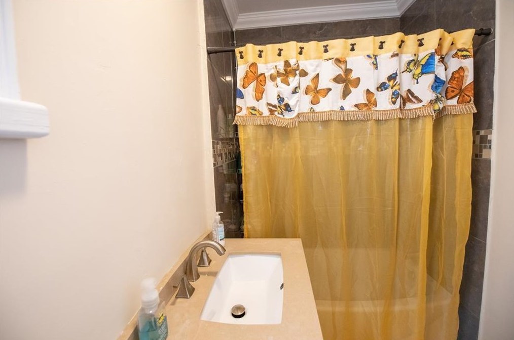 148 Fountain Ave, Cranston RI 02920-7106 exterior