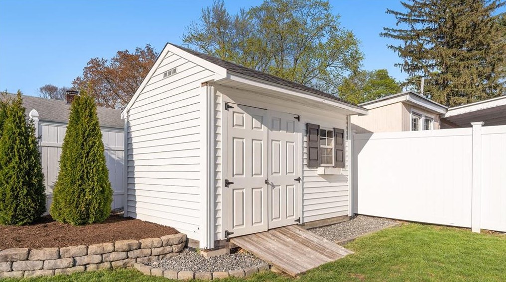 20 Maplewood St, East Providence RI  02914-4225 exterior