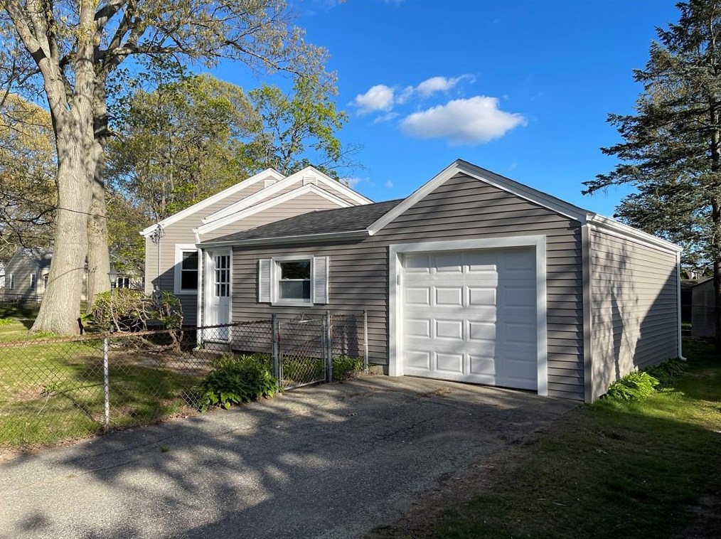 28 Glenrose Dr, East Providence RI  02915-1962 exterior