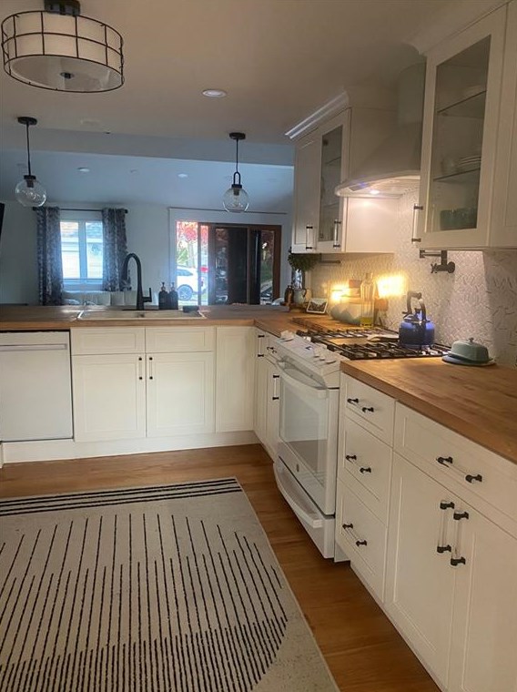 936 Bullocks Point Ave, East Providence RI  02915-4706 exterior