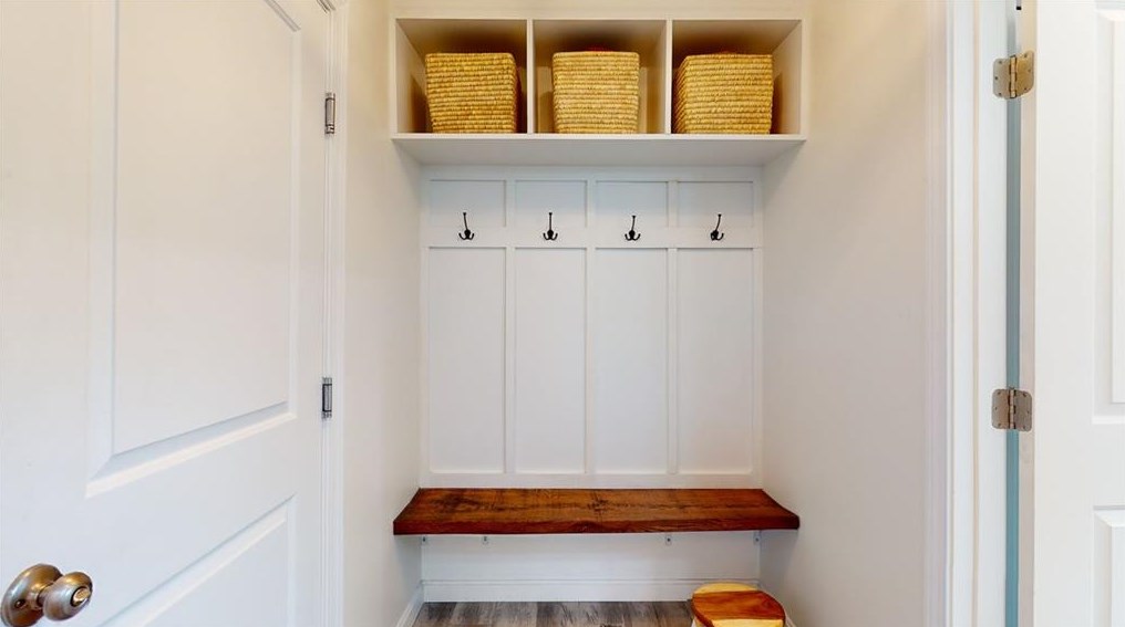 634 Natick Ave, Cranston RI  02921-1027 exterior