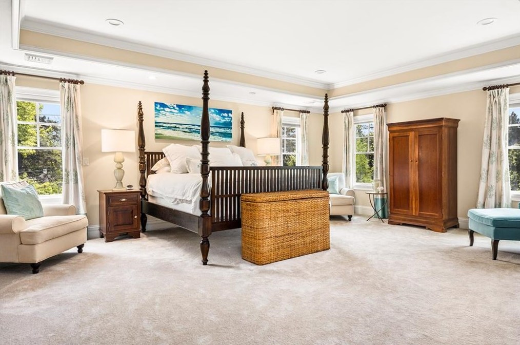 2 Holly Ln, Barrington RI  02806-4906 exterior