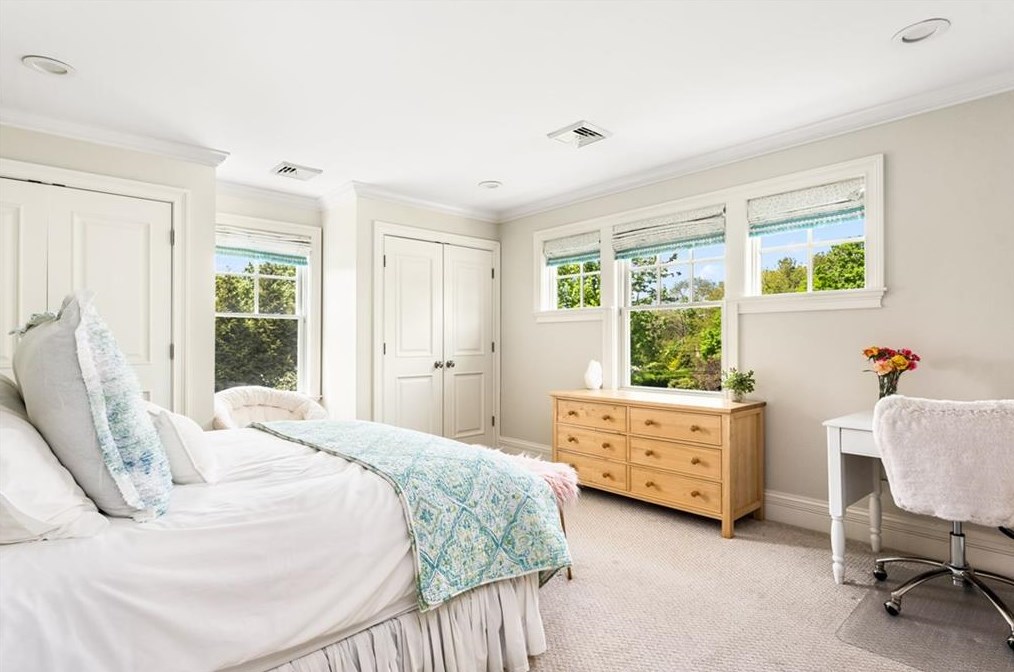 2 Holly Ln, Barrington RI  02806-4906 exterior