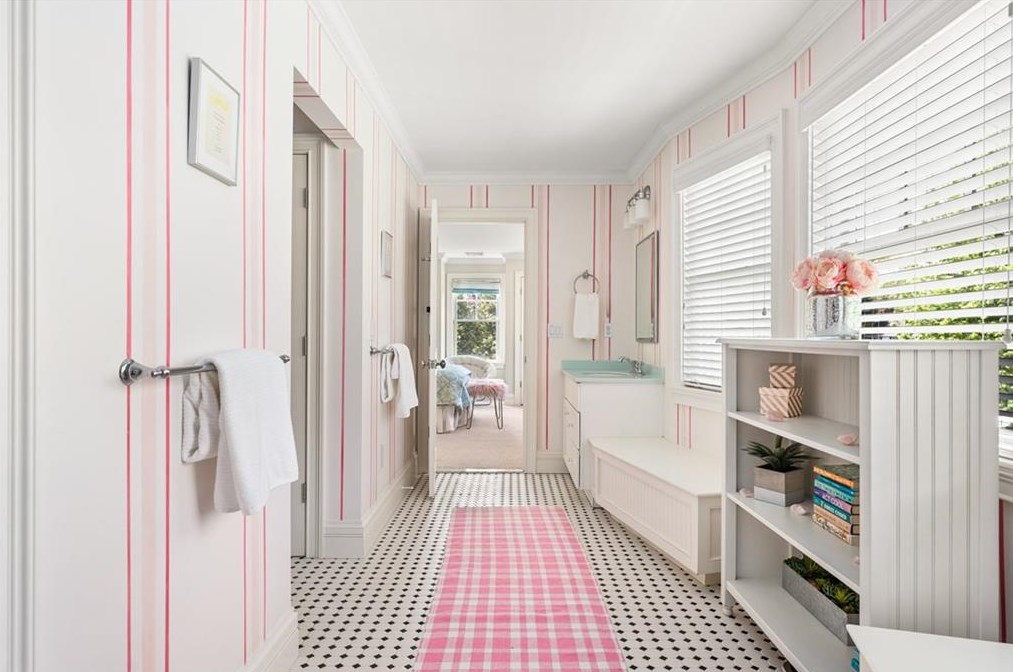 2 Holly Ln, Barrington RI  02806-4906 exterior