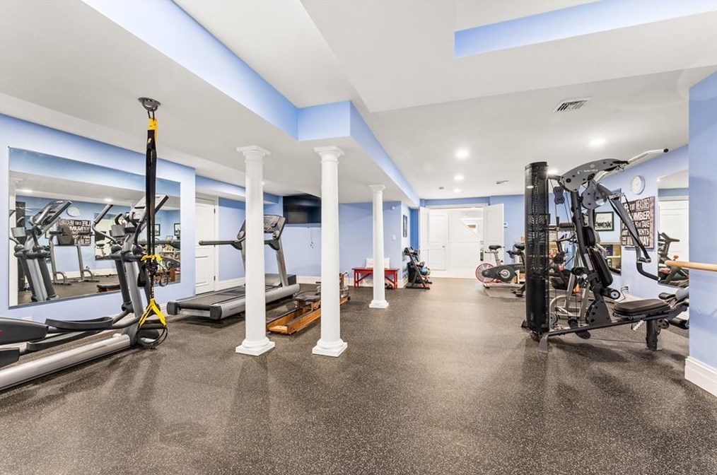 2 Holly Ln, Barrington RI  02806-4906 exterior