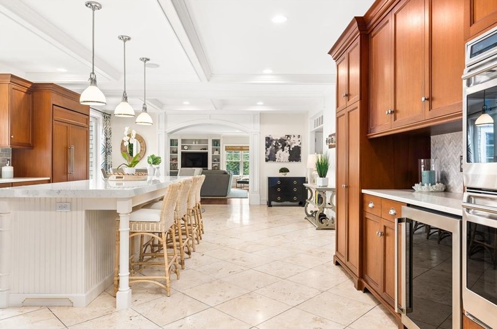 2 Holly Ln, Barrington RI  02806-4906 exterior