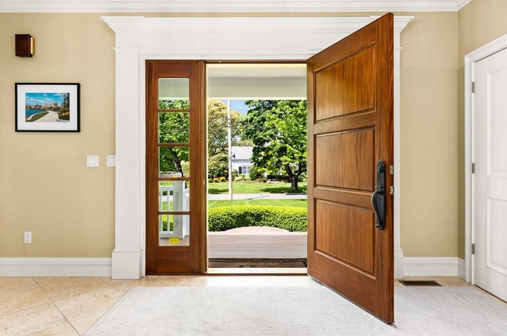 2 Holly Ln, Barrington RI  02806-4906 exterior