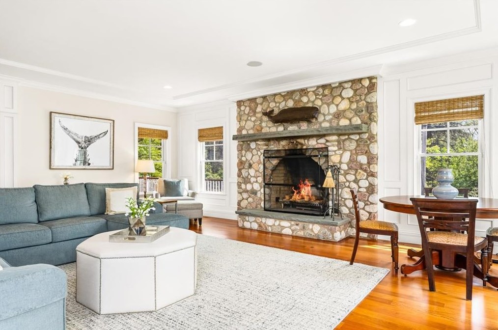 2 Holly Ln, Barrington RI  02806-4906 exterior