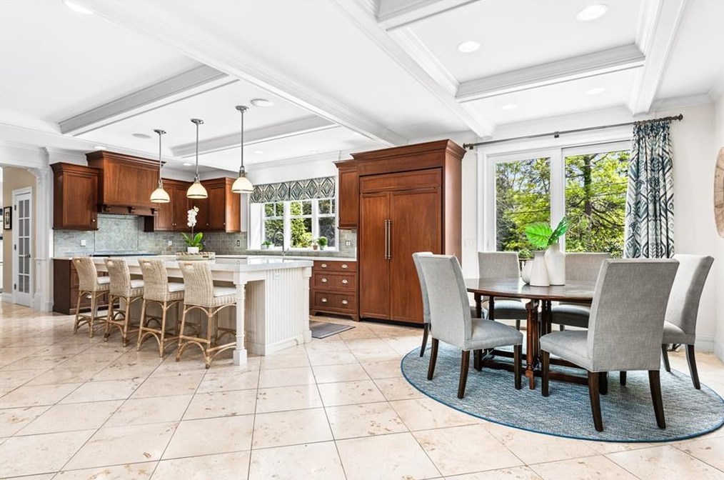 2 Holly Ln, Barrington RI  02806-4906 exterior