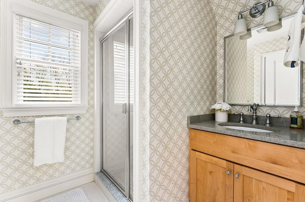 2 Holly Ln, Barrington RI  02806-4906 exterior