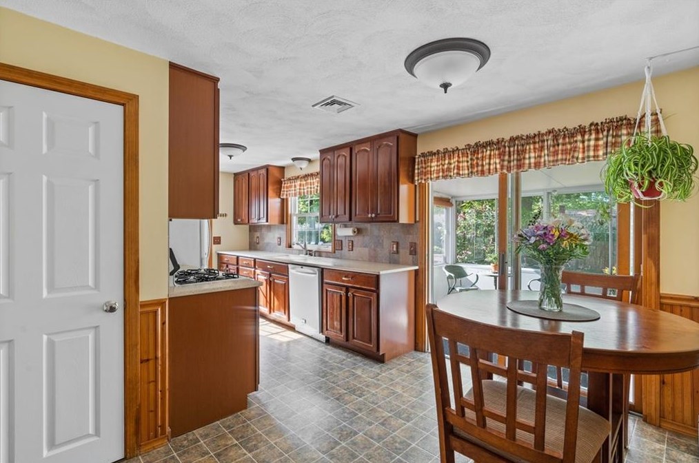 6 Allison Ct, East Providence RI  02915-2059 exterior