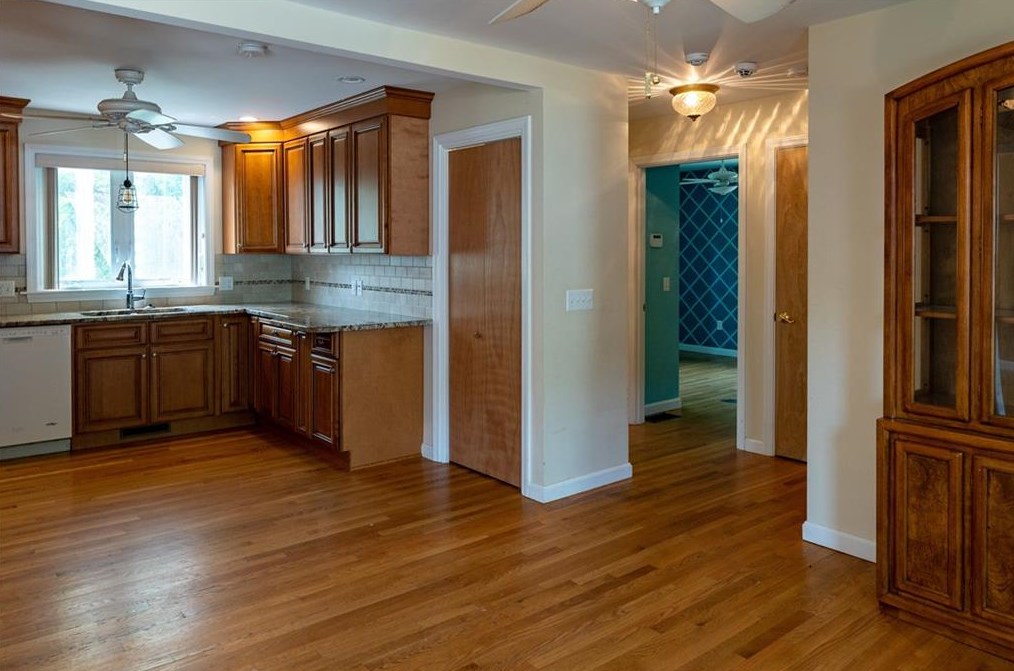 316 Waterman Ave, Smithfield RI  02917-2525 exterior