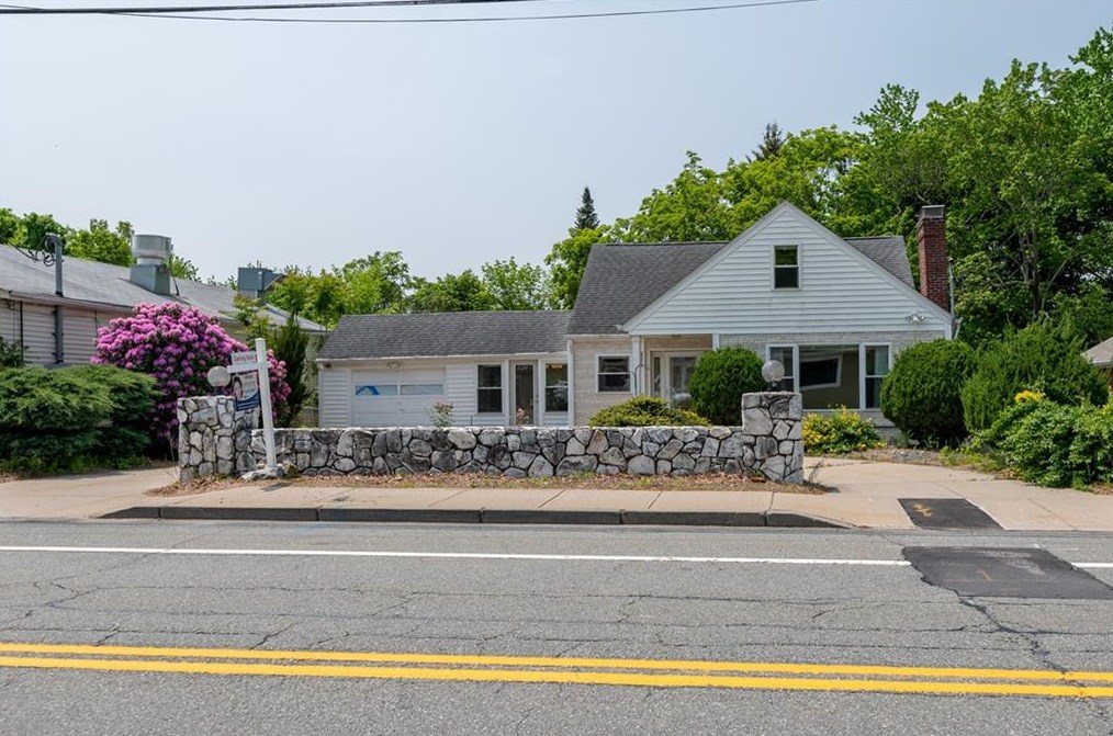 316 Waterman Ave, Smithfield RI  02917-2525 exterior